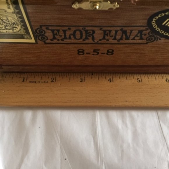 A Fuente Flor Fina 8-5-8 Cigar Box - Picture 8 of 9
